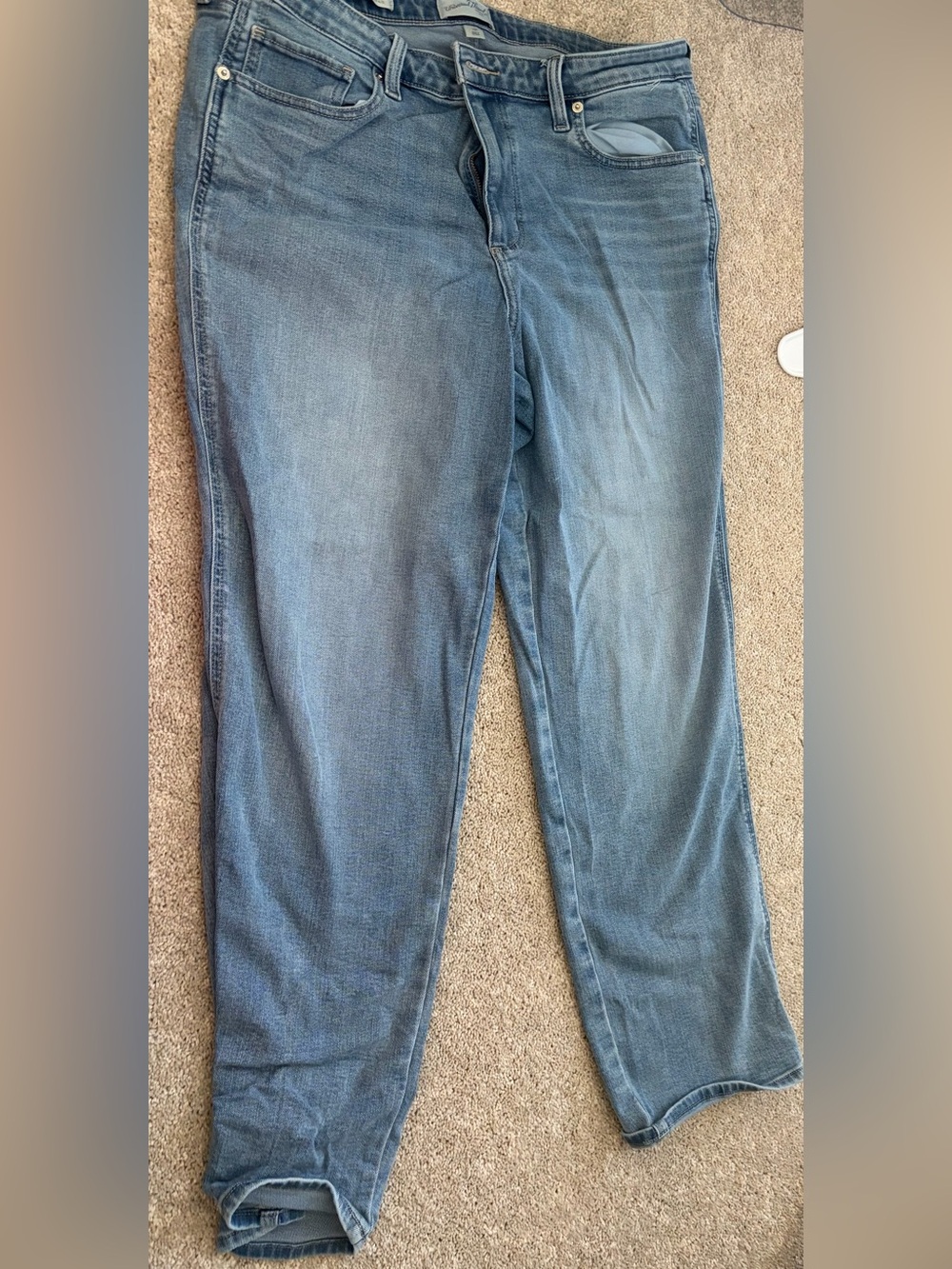 Universal Thread Women's Straight-Leg Jeans in Faded Blue